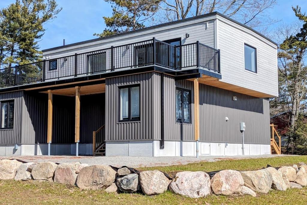 Modern Cozy Container Home - Housity