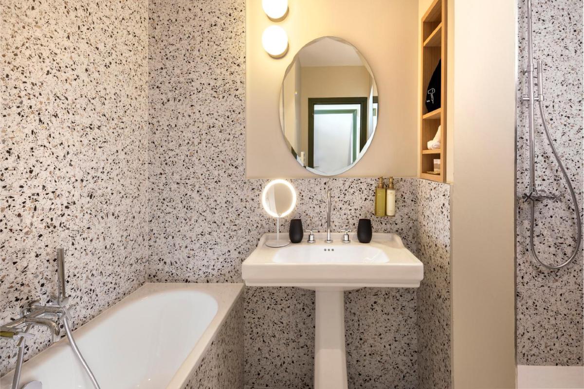 Salle de bains dans l'établissement Briqueterie Champagne, A Beauvallon Hotel