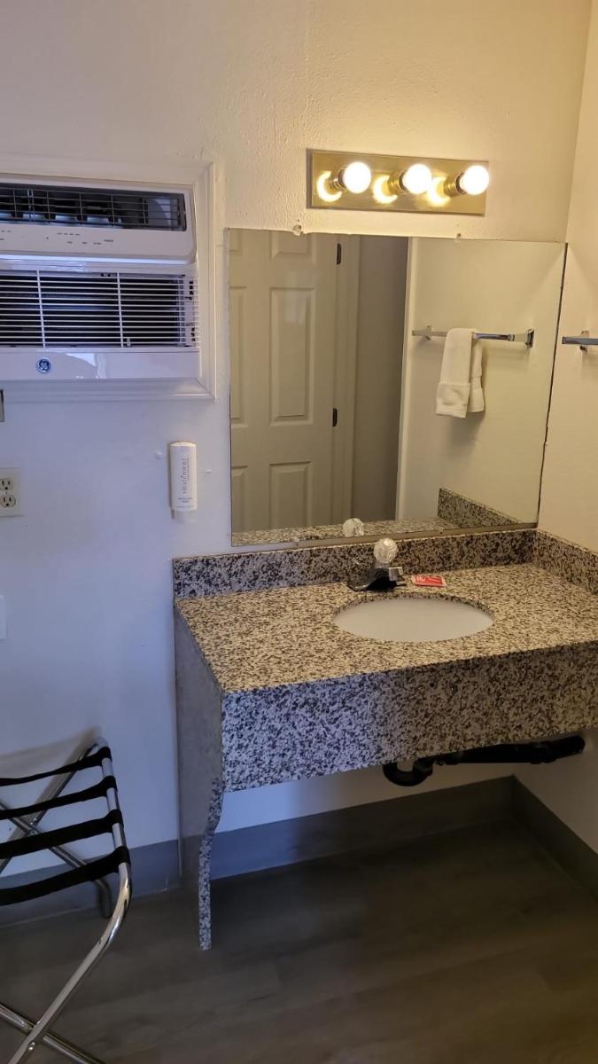 Econo Lodge Las Vegas - Housity