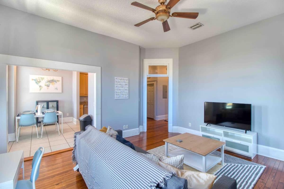 Sunny & bright - cute 1 BR apt in historic SPR - Housity