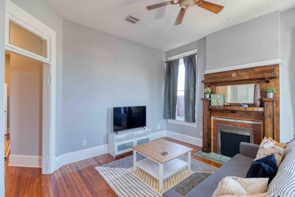 Sunny & bright - cute 1 BR apt in historic SPR - Housity
