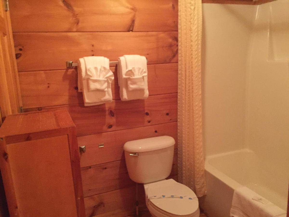 Highland Hills Motel & Cabins - Housity