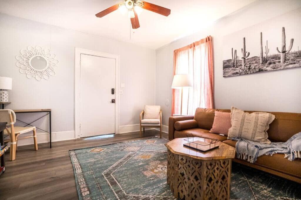 Adorable 1 BR - Heart of Riverside - Sleeps 4 - Housity