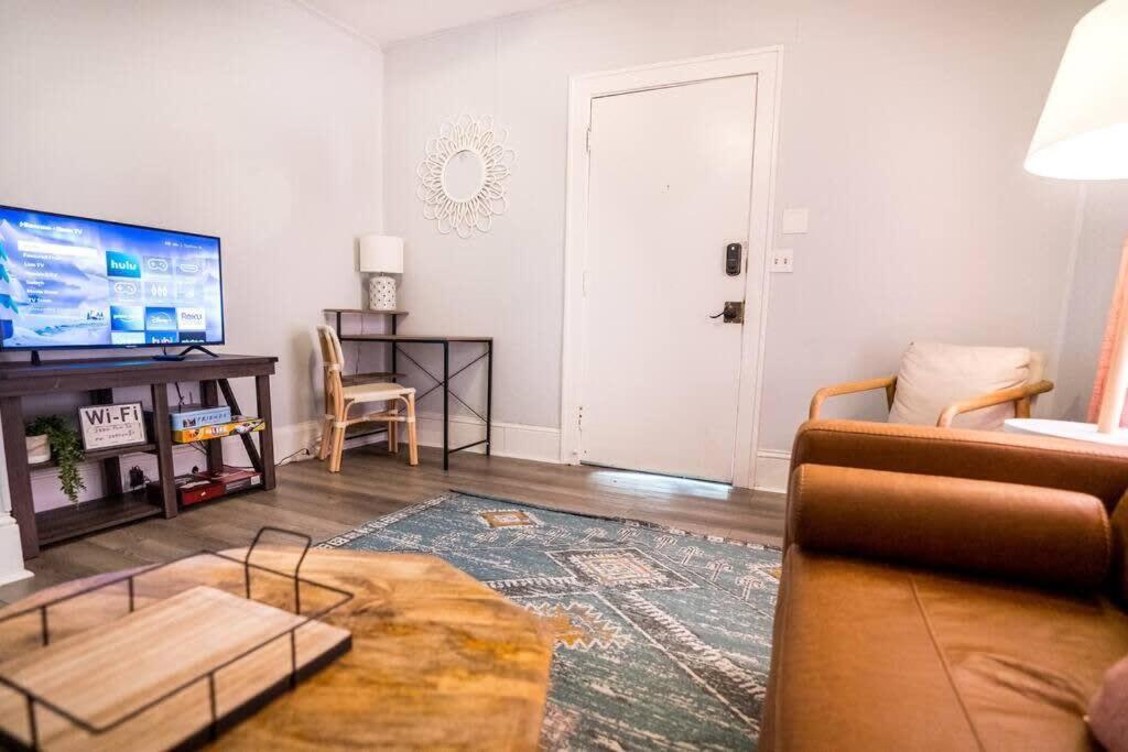 Adorable 1 BR - Heart of Riverside - Sleeps 4 - Housity