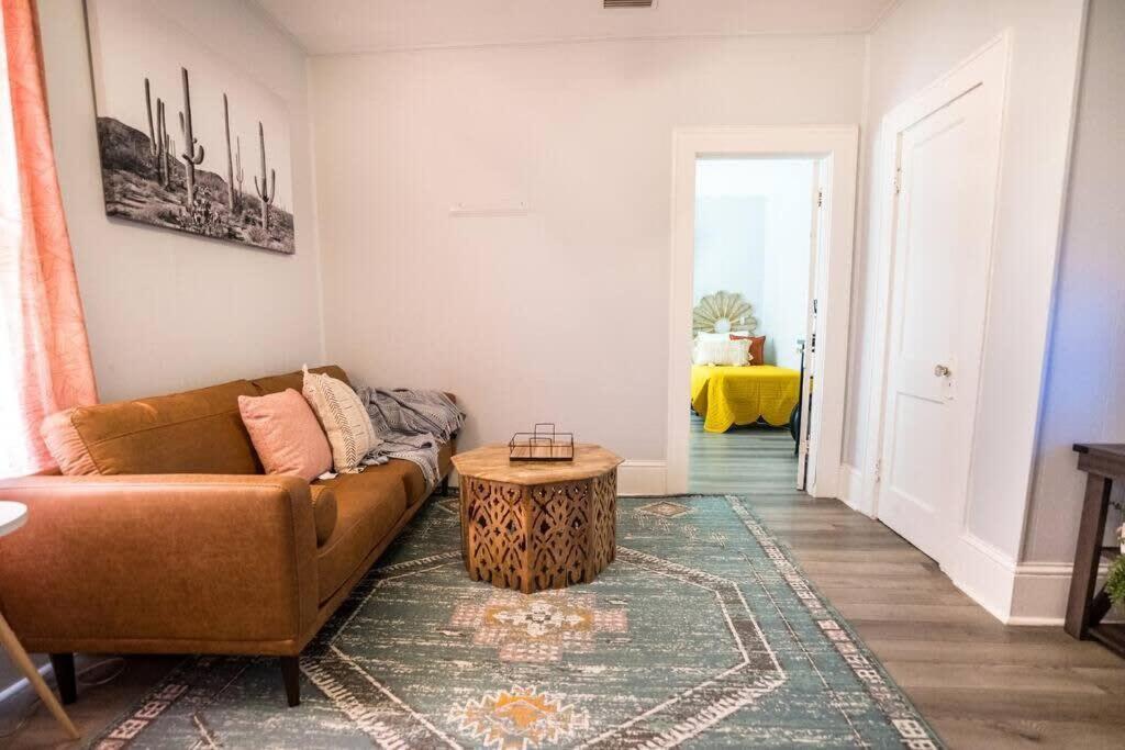 Adorable 1 BR - Heart of Riverside - Sleeps 4 - Housity