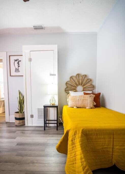 Adorable 1 BR - Heart of Riverside - Sleeps 4 - Housity