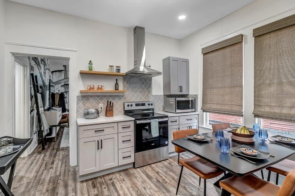 Contemporary Apartment - 5 Min To TIAA Bank Field! - Housity