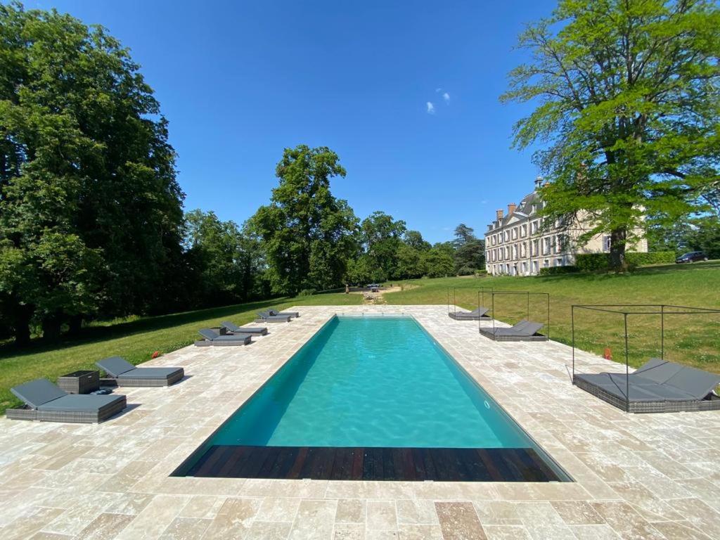 Superb Chateausuites with pool at the Loire & horseboxes for 20 guests - Housity