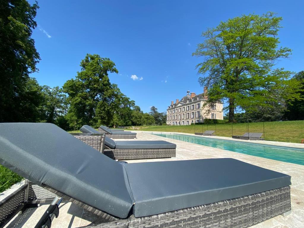 Superb Chateausuites with pool at the Loire & horseboxes for 20 guests - Housity