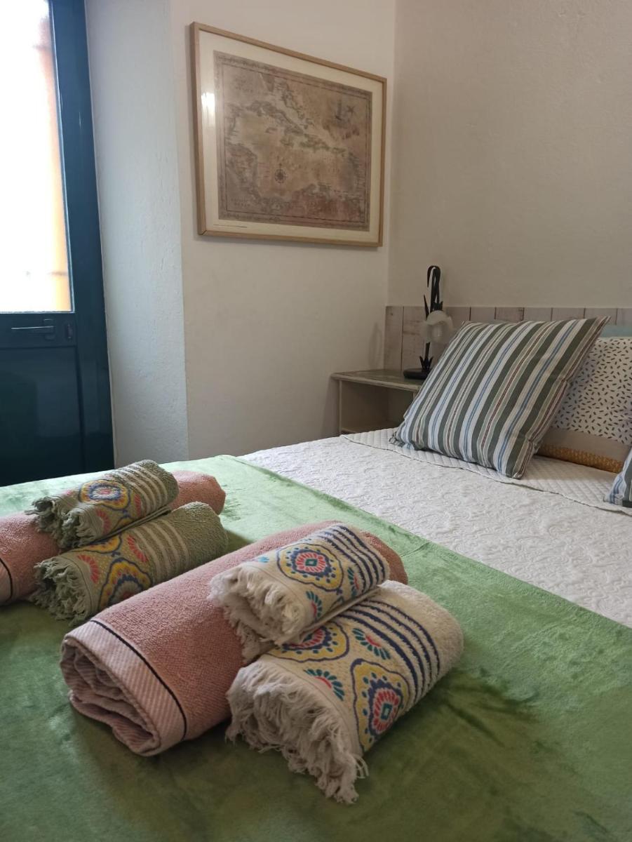 Petite Batty - Housity