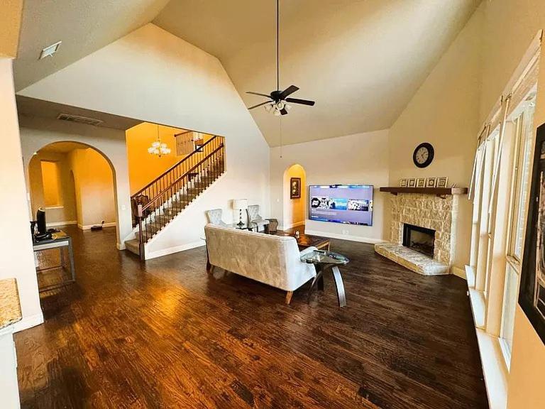Luxurious 4br 3 baths office game room - 85 inch TV - Close to fishing boating and outdoors activities - Housity