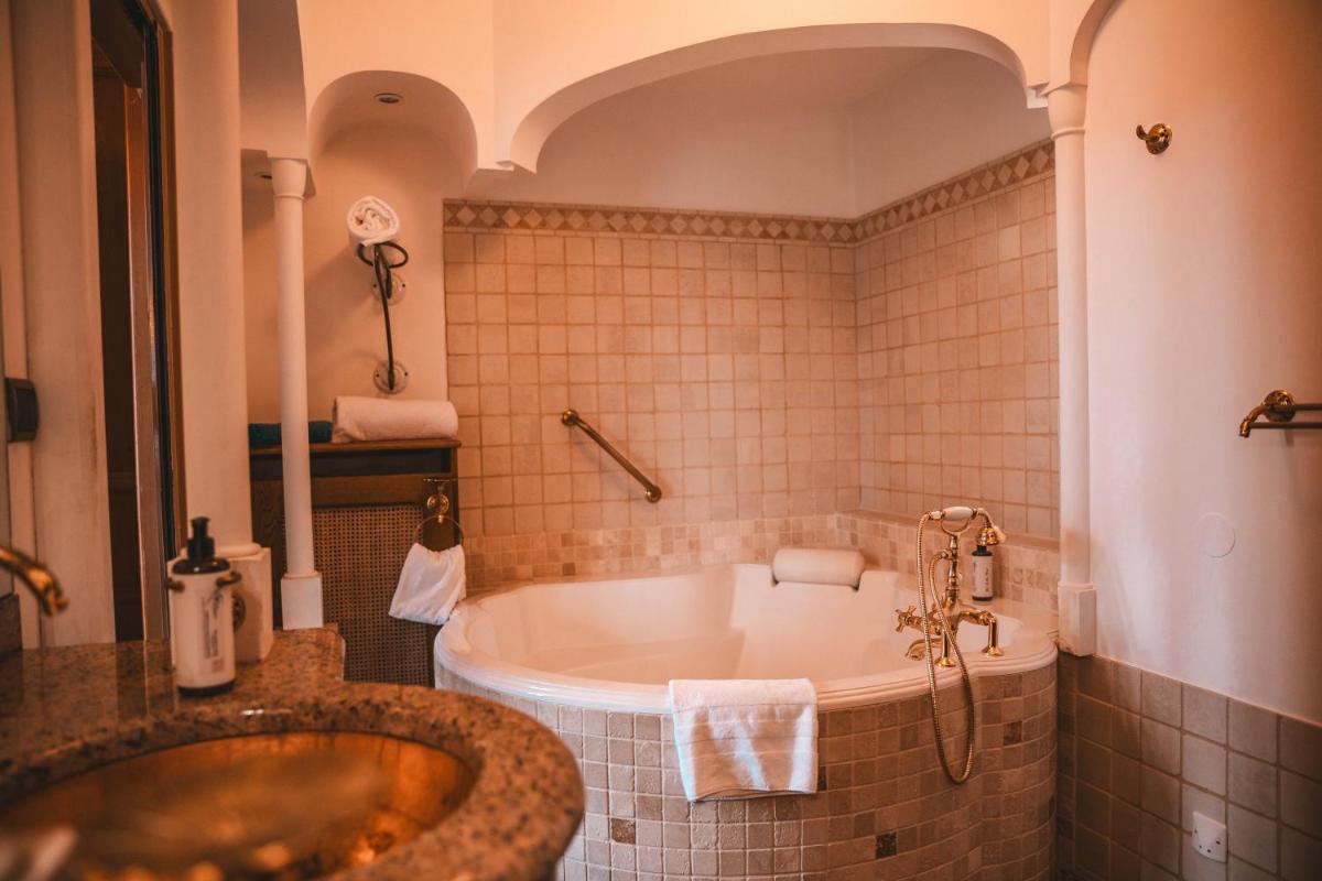 Salle de bains dans l'établissement Les Violettes Hotel & Spa