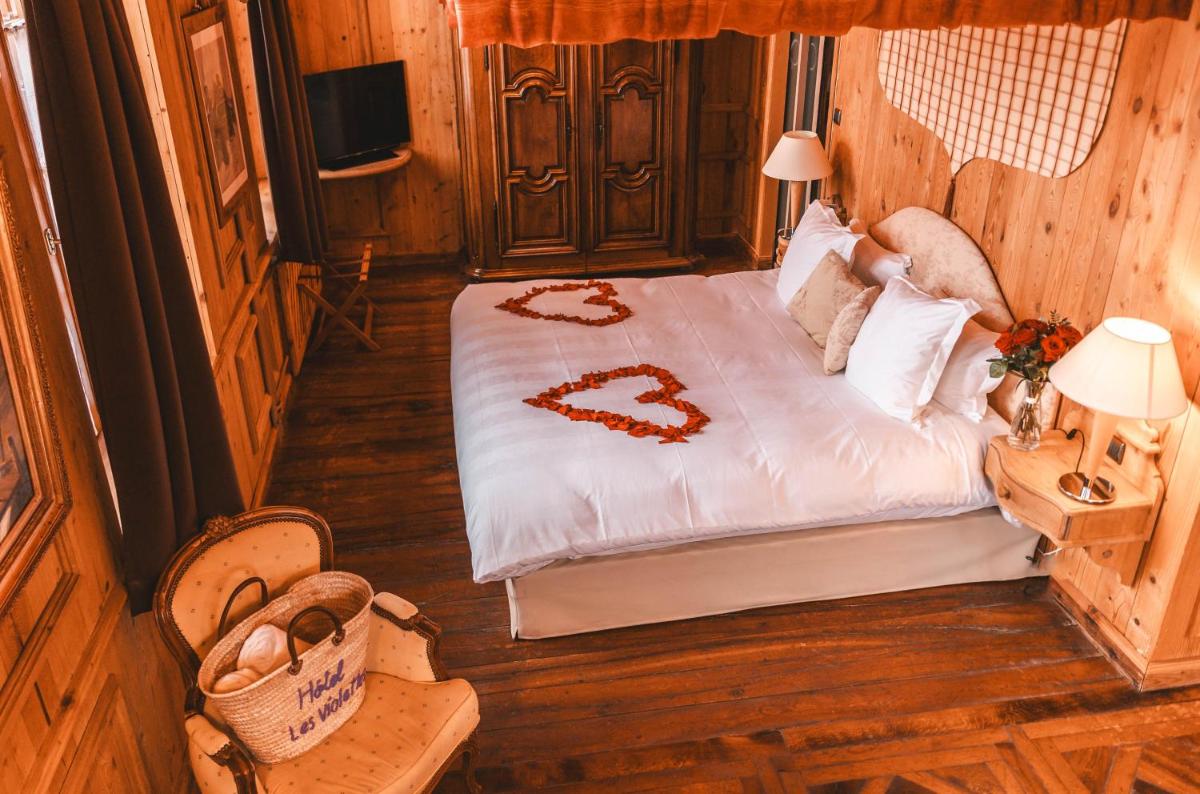 Un ou plusieurs lits dans un hébergement de l'établissement Les Violettes Hotel & Spa