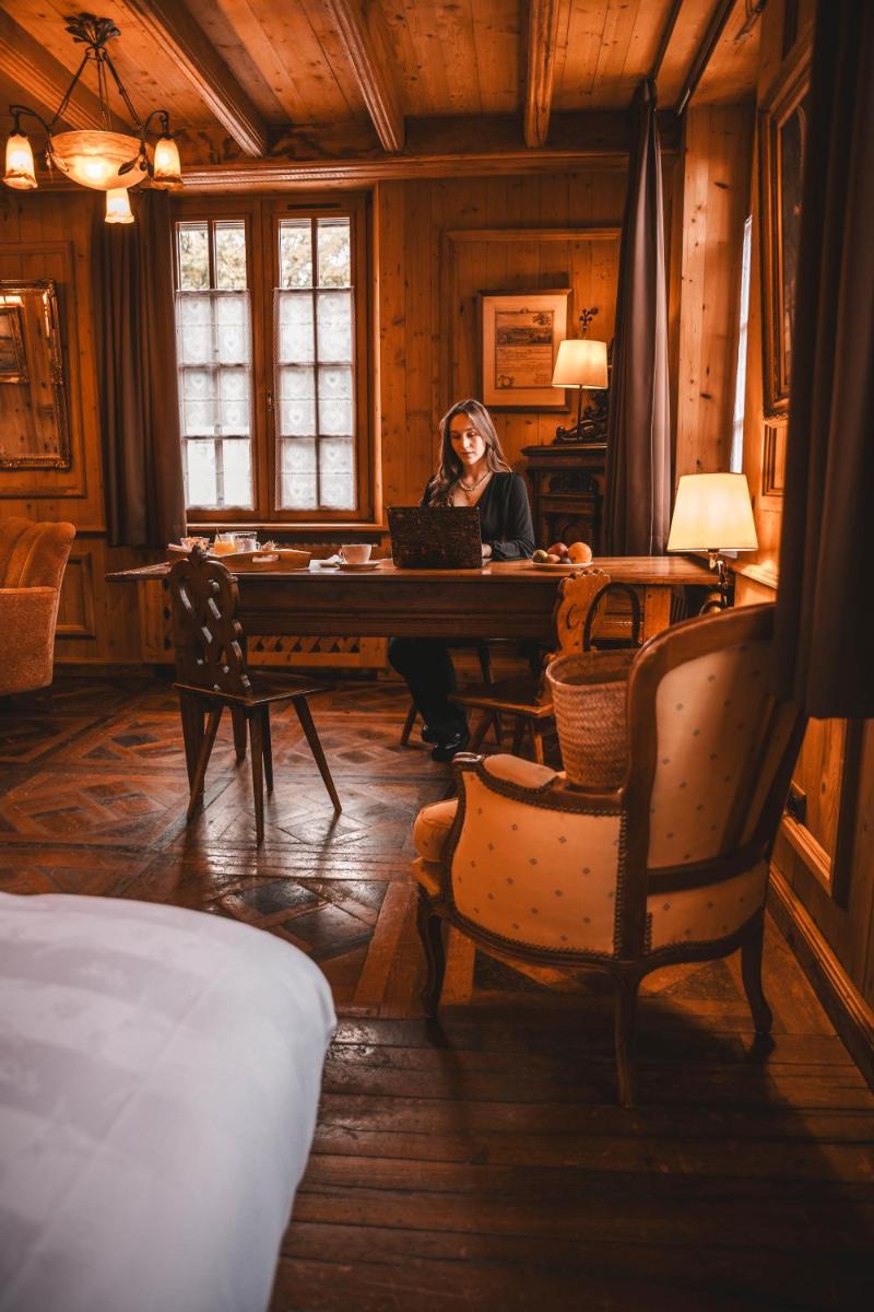 Coin salon dans l'établissement Les Violettes Hotel & Spa