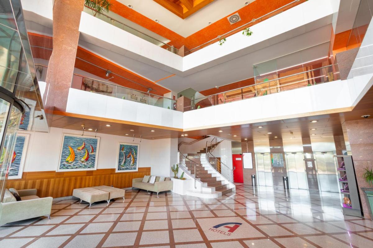 Un vestíbulo con escalera en un edificio. en Alexandre FrontAir Congress, en Sant Boi del Llobregat