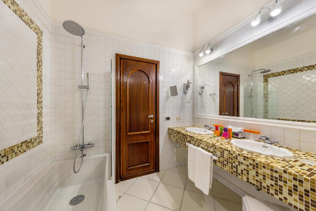 Salle de bains dans l'établissement Hotel & SPA des Pecheurs