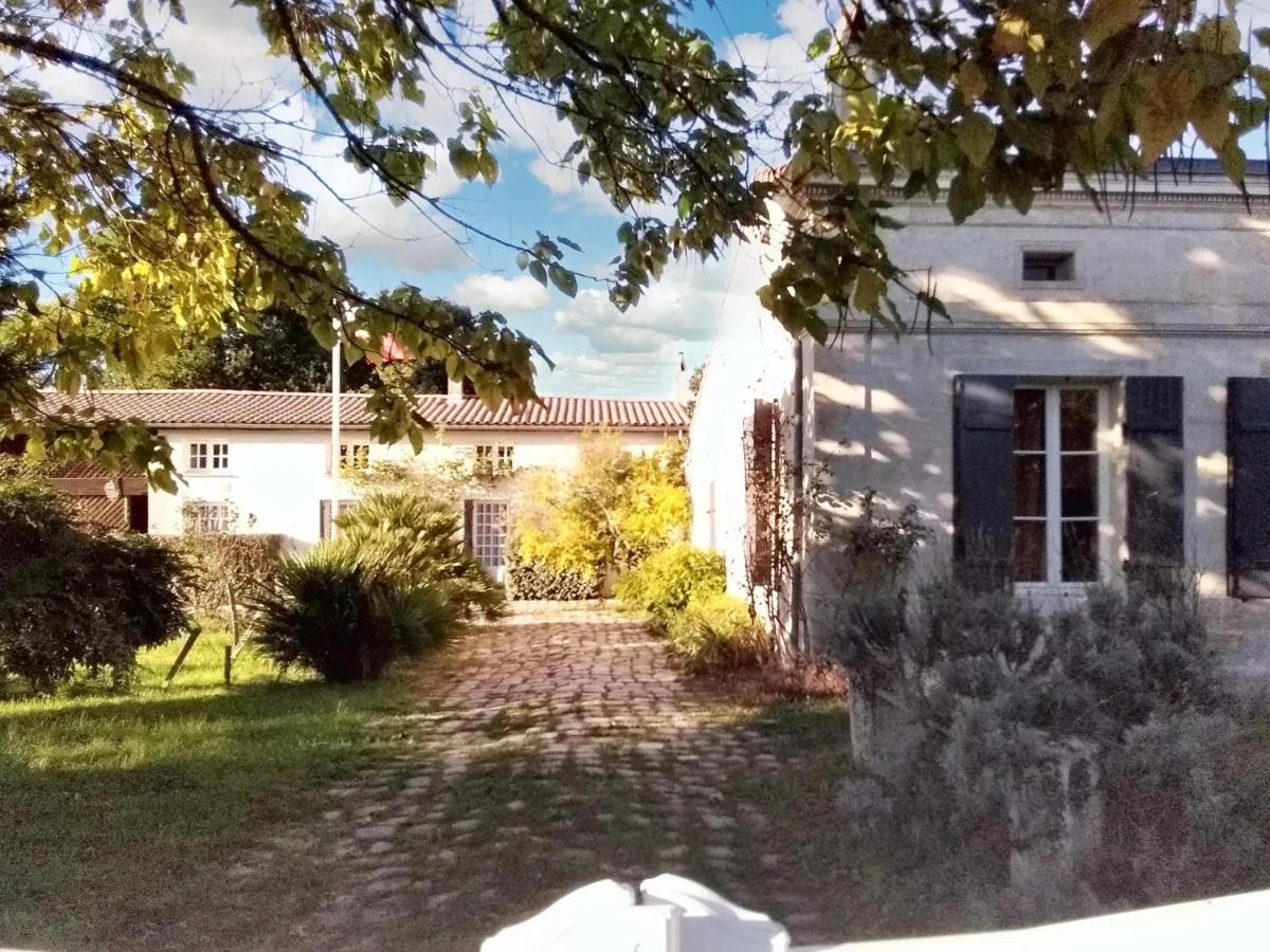 Villa charmante à Arsac avec piscine privée et jardin - Housity
