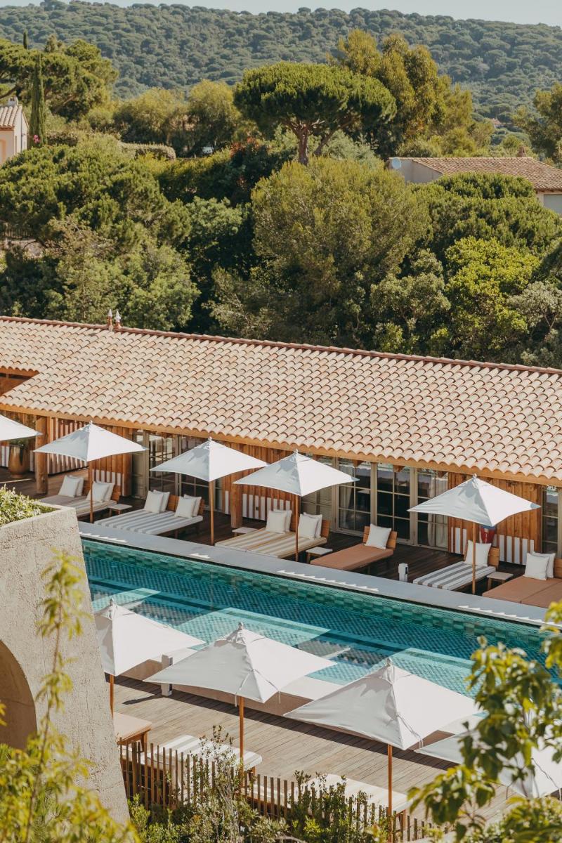 une vue aérienne d'une piscine avec des parasols dans l'établissement Lily of the Valley, à La Croix-Valmer