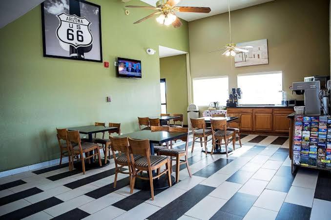 Super 8 by Wyndham Holbrook - Housity