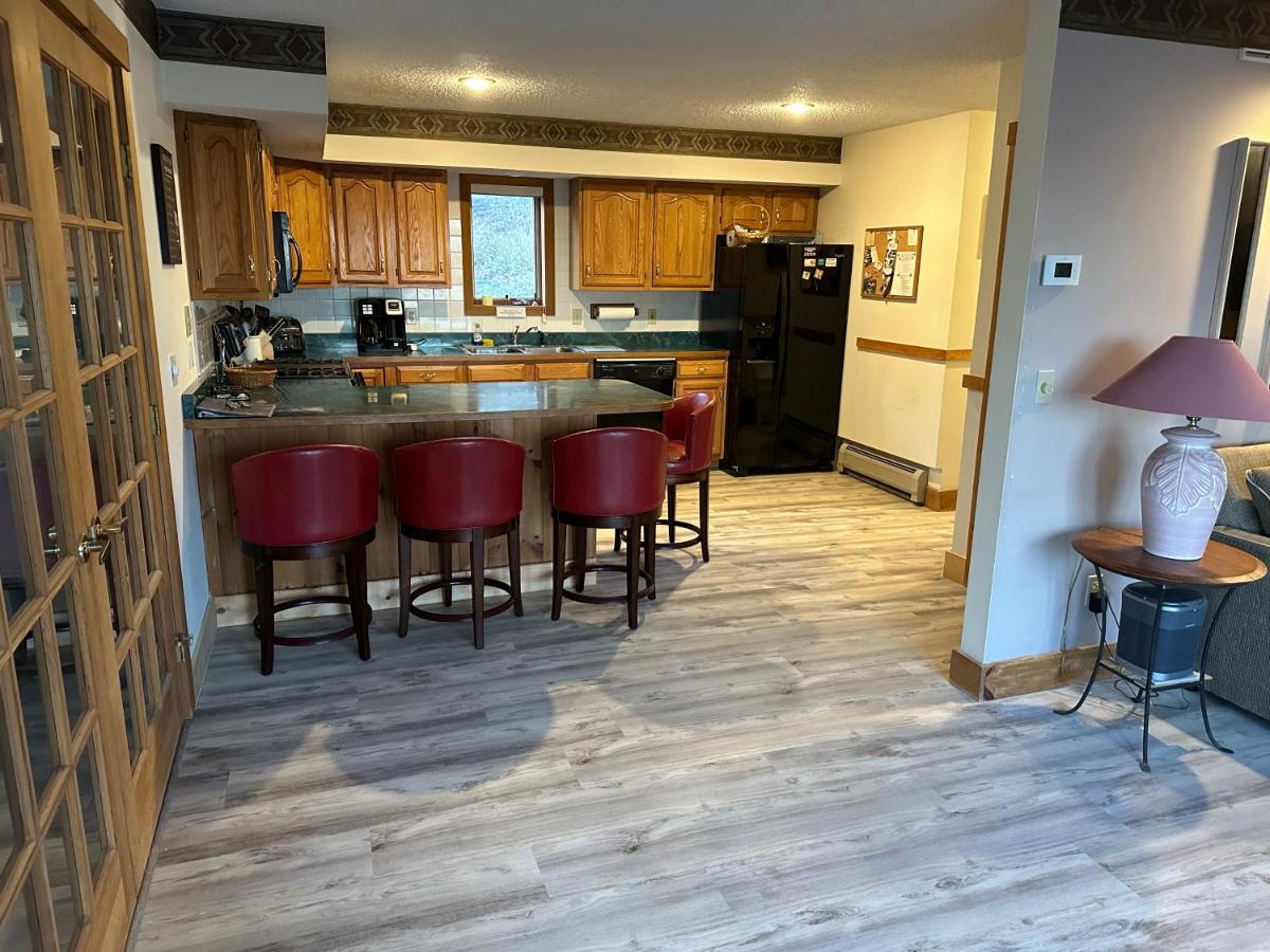 Spacious vacation home near Mt Snow - Housity