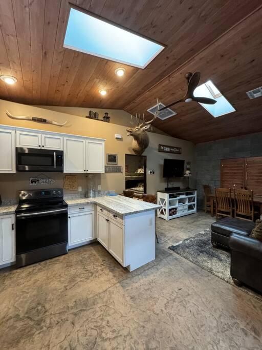 Cozy Cabin in the Pines! Close to the Polar Express, Grand Canyon & Bearizona - Housity