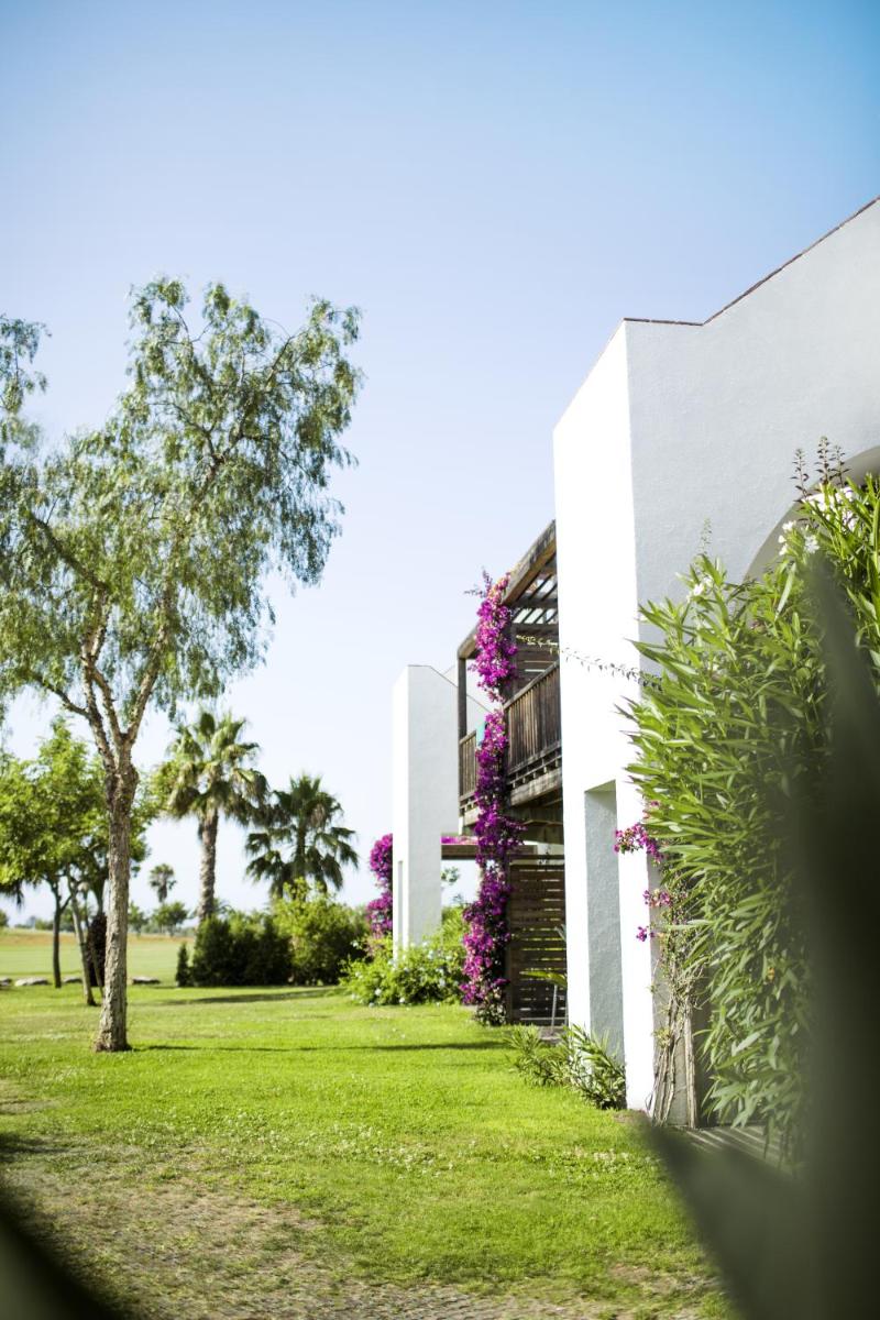 Um jardim no exterior de ROBINSON QUINTA DA RIA - All Inclusive