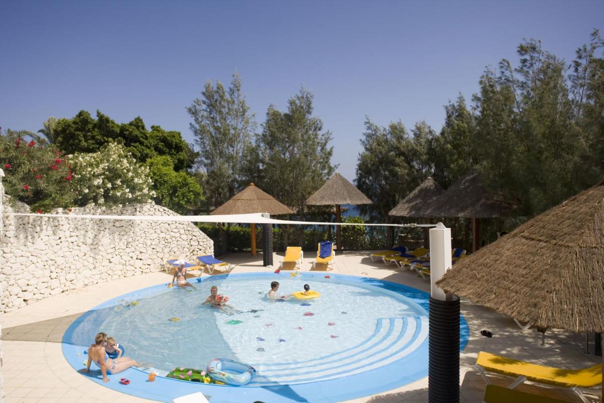 Un grupo de personas en una piscina de un resort. en ROBINSON ESQUINZO PLAYA - All Inclusive, en Morro del Jable