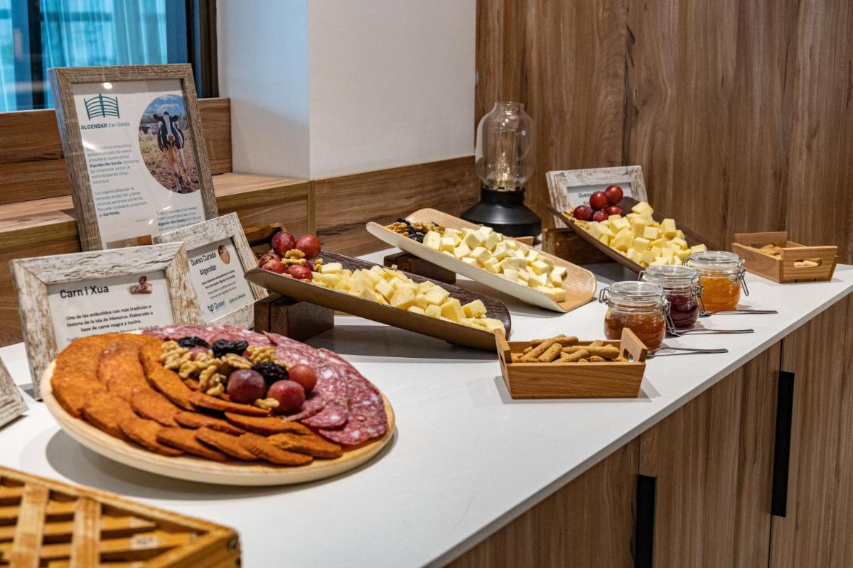 Comida en o cerca de este hotel