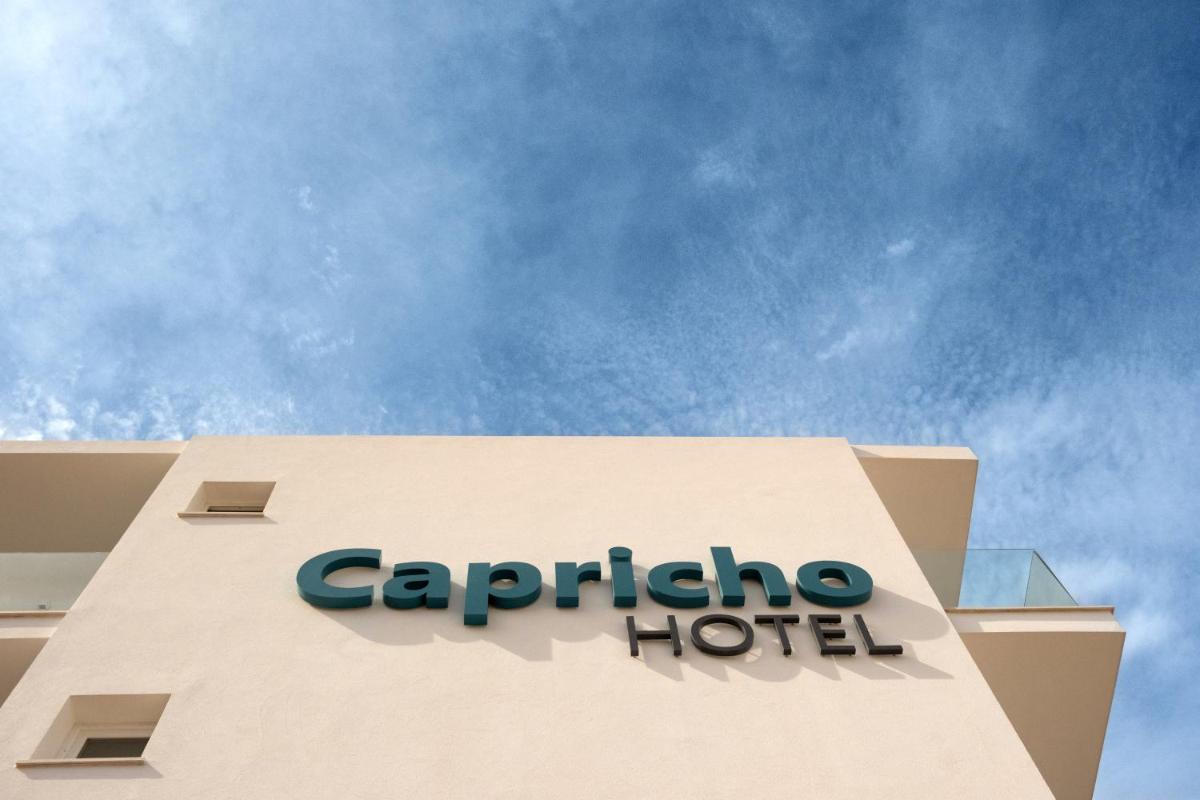 Certificado, premio, señal o documento que está expuesto en Hotel Capricho