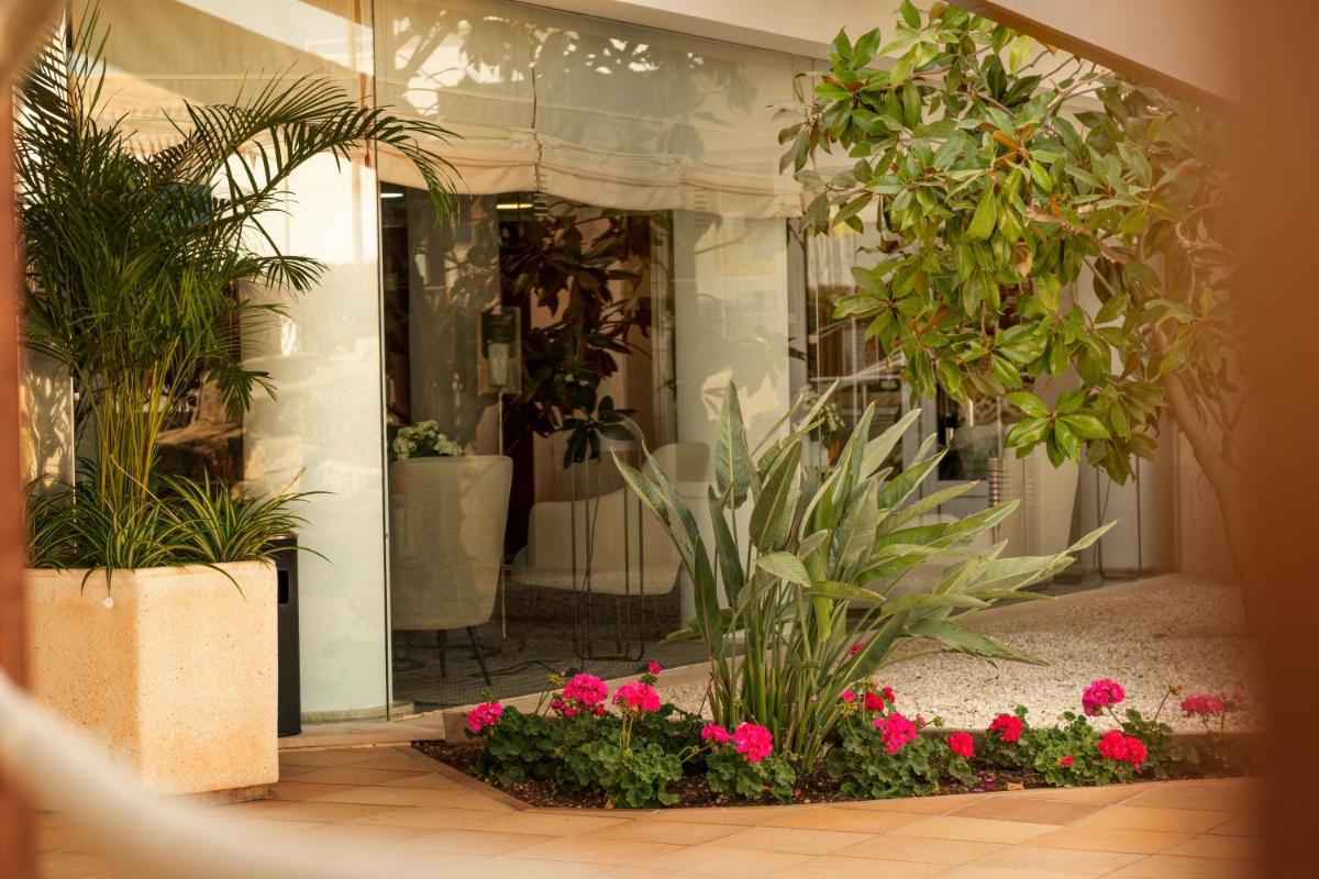 Jardín al aire libre en Hotel Capricho