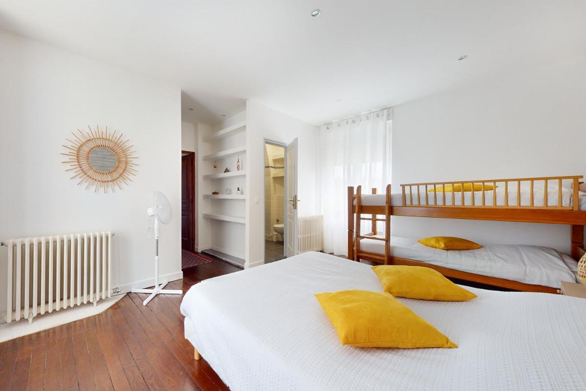 Chambre au Manoir de l'Onde, au bord de l'Yonne, près de Sens - Housity