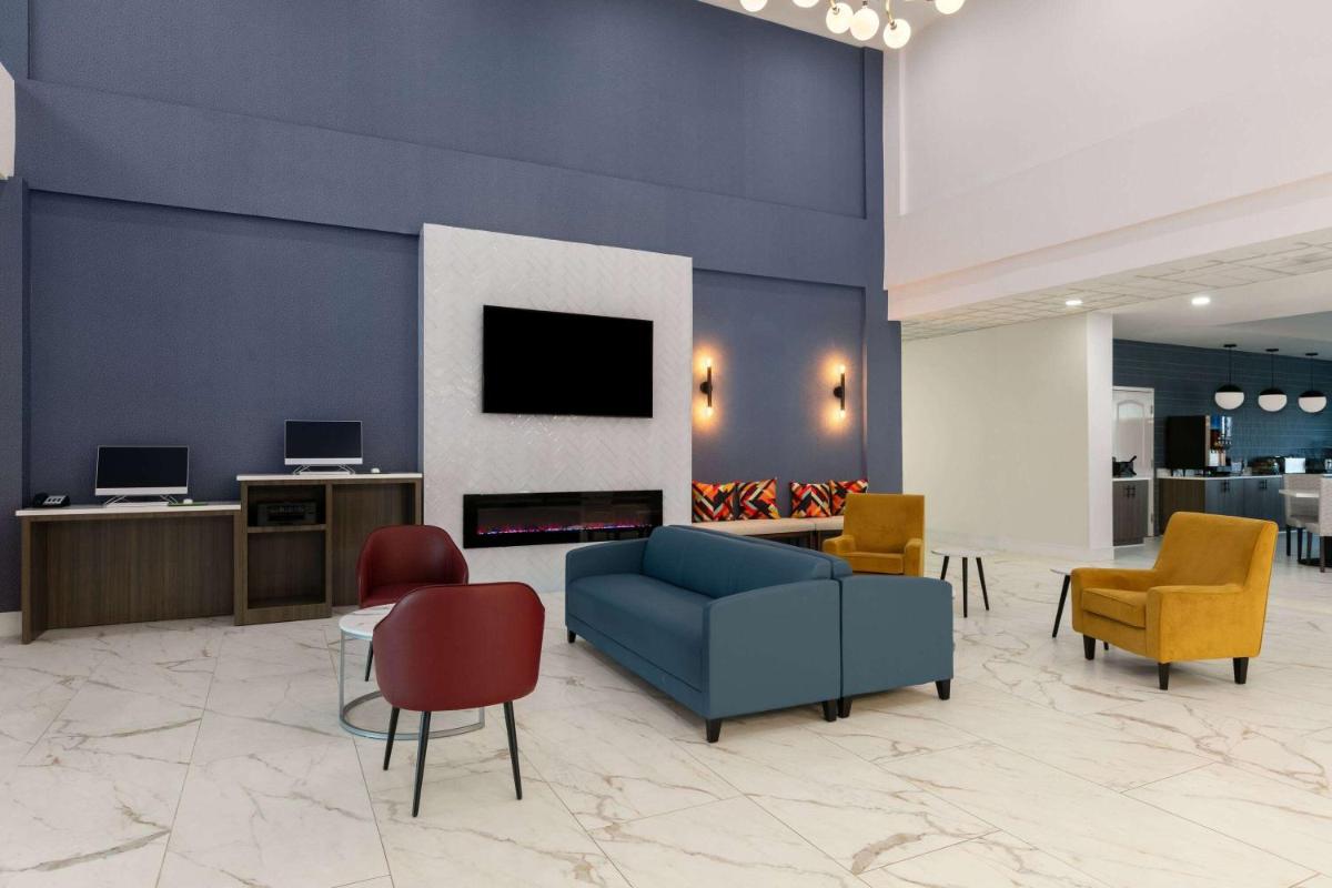 La Quinta Inn & Suites by Wyndham Ft Worth-Burleson - Housity