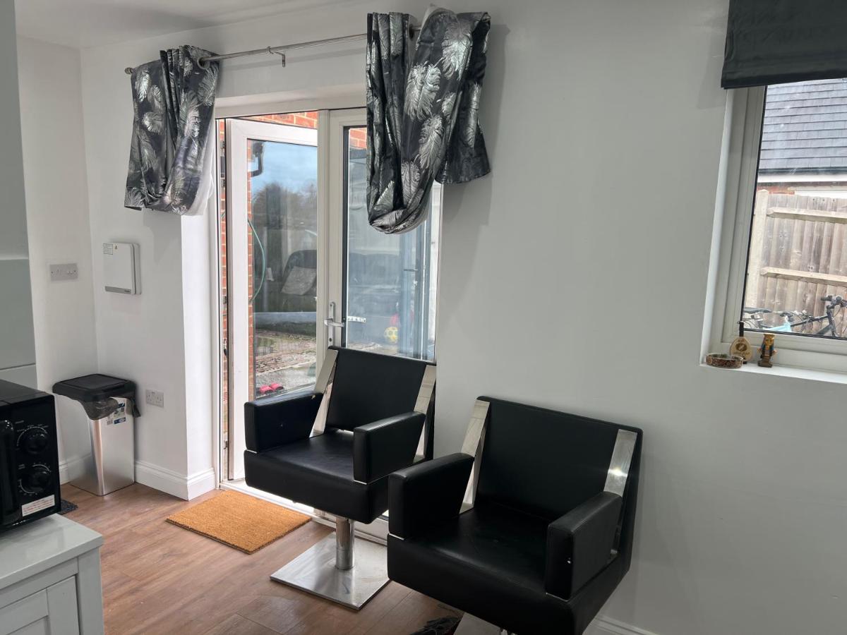 1 Bed Room & Bathroom Garden No Kitchen - Housity