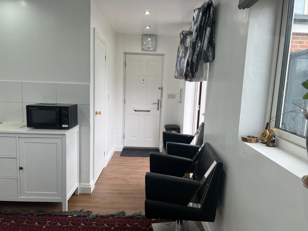 1 Bed Room & Bathroom Garden No Kitchen - Housity