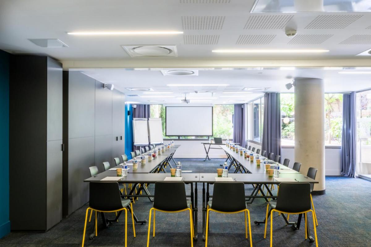 Espace de conférence ou salle de réunion dans l'établissement Nemea Appart Hotel Cannes Palais
