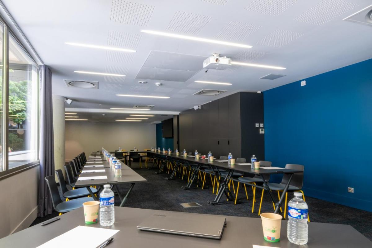 Espace de conférence ou salle de réunion dans l'établissement Nemea Appart Hotel Cannes Palais