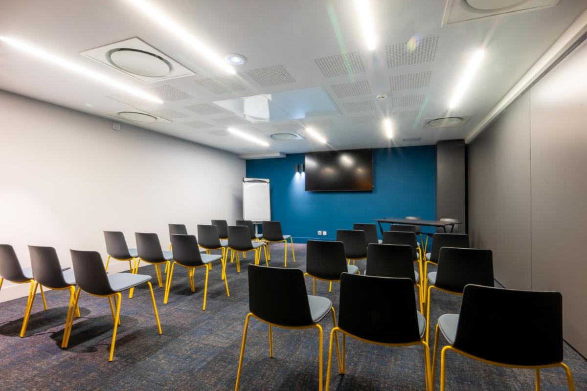 Espace de conférence ou salle de réunion dans l'établissement Nemea Appart Hotel Cannes Palais