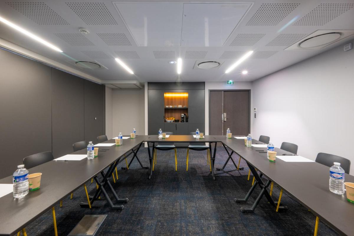Espace de conférence ou salle de réunion dans l'établissement Nemea Appart Hotel Cannes Palais