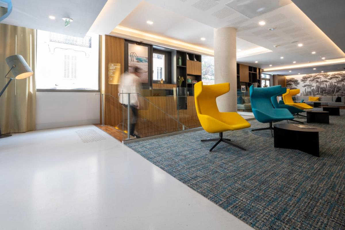 Coin salon dans l'établissement Nemea Appart Hotel Cannes Palais