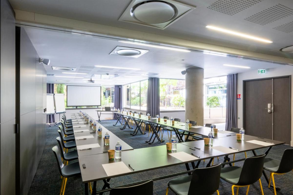 Espace de conférence ou salle de réunion dans l'établissement Nemea Appart Hotel Cannes Palais