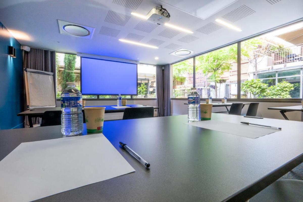 Espace de conférence ou salle de réunion dans l'établissement Nemea Appart Hotel Cannes Palais