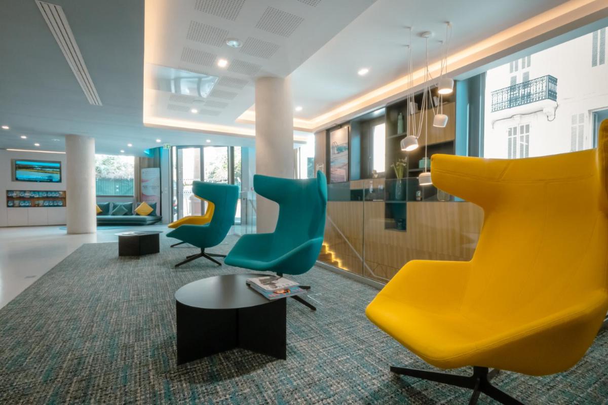 Coin salon dans l'établissement Nemea Appart Hotel Cannes Palais
