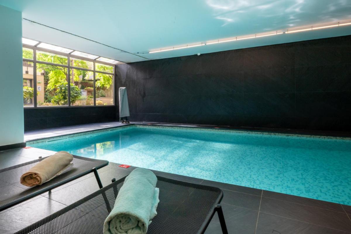 Piscine de l'établissement Nemea Appart Hotel Cannes Palais ou située à proximité