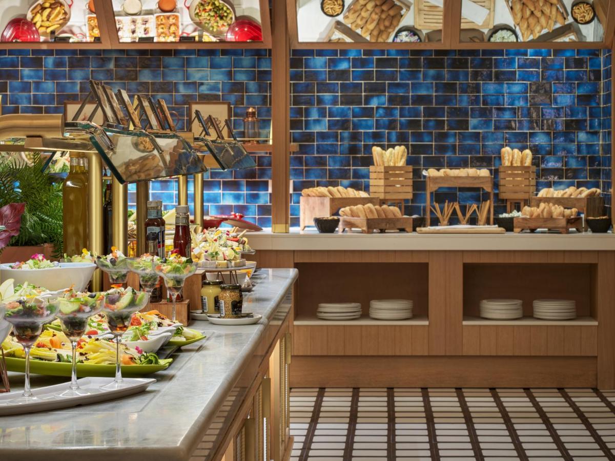 Comida en o cerca de este hotel