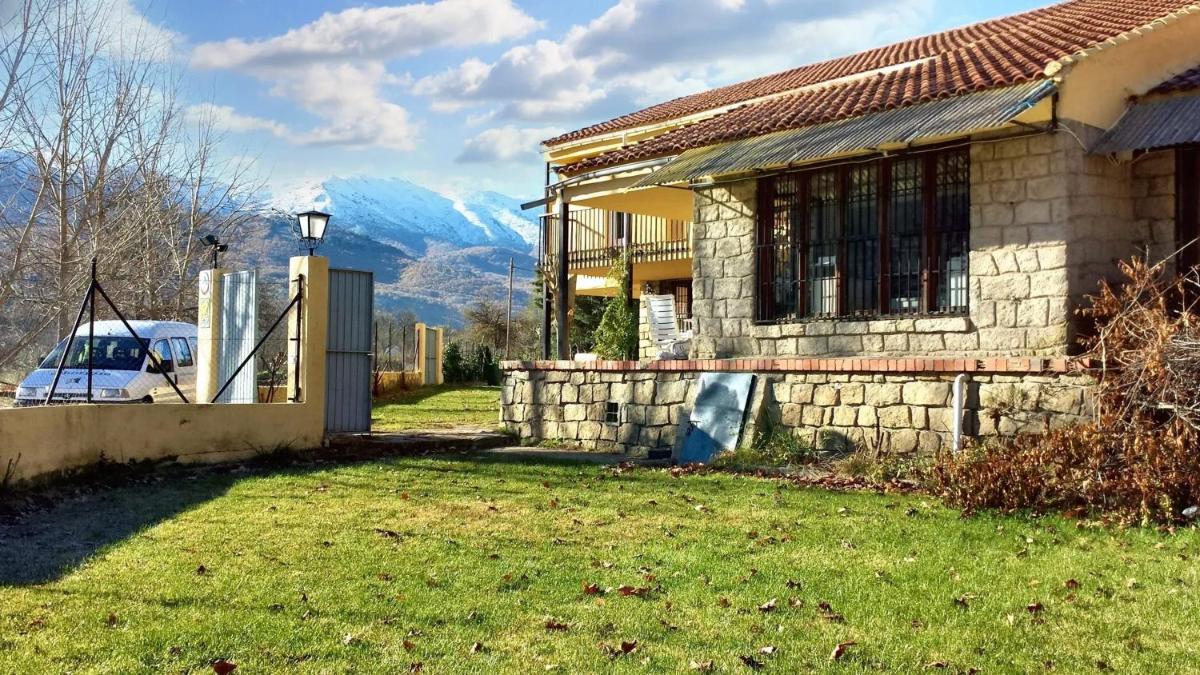 Spacious house in Navaluenga with lake view - Housity