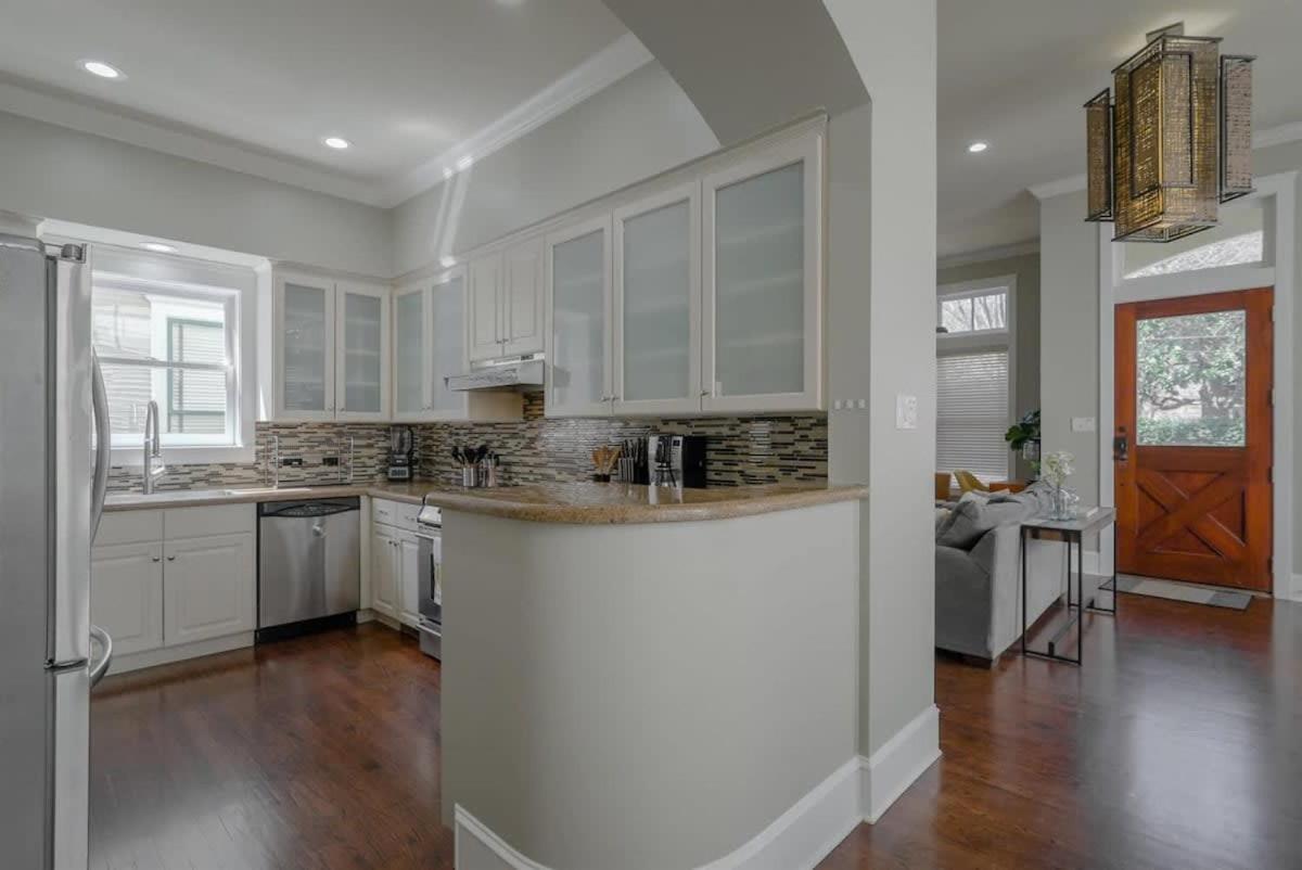 Upscale Uptown Estate in heart of Dallas - Housity