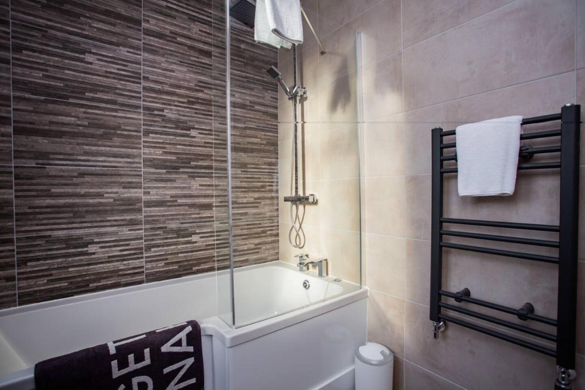 West Beck House Newcastle - Spacious Double Room - Housity