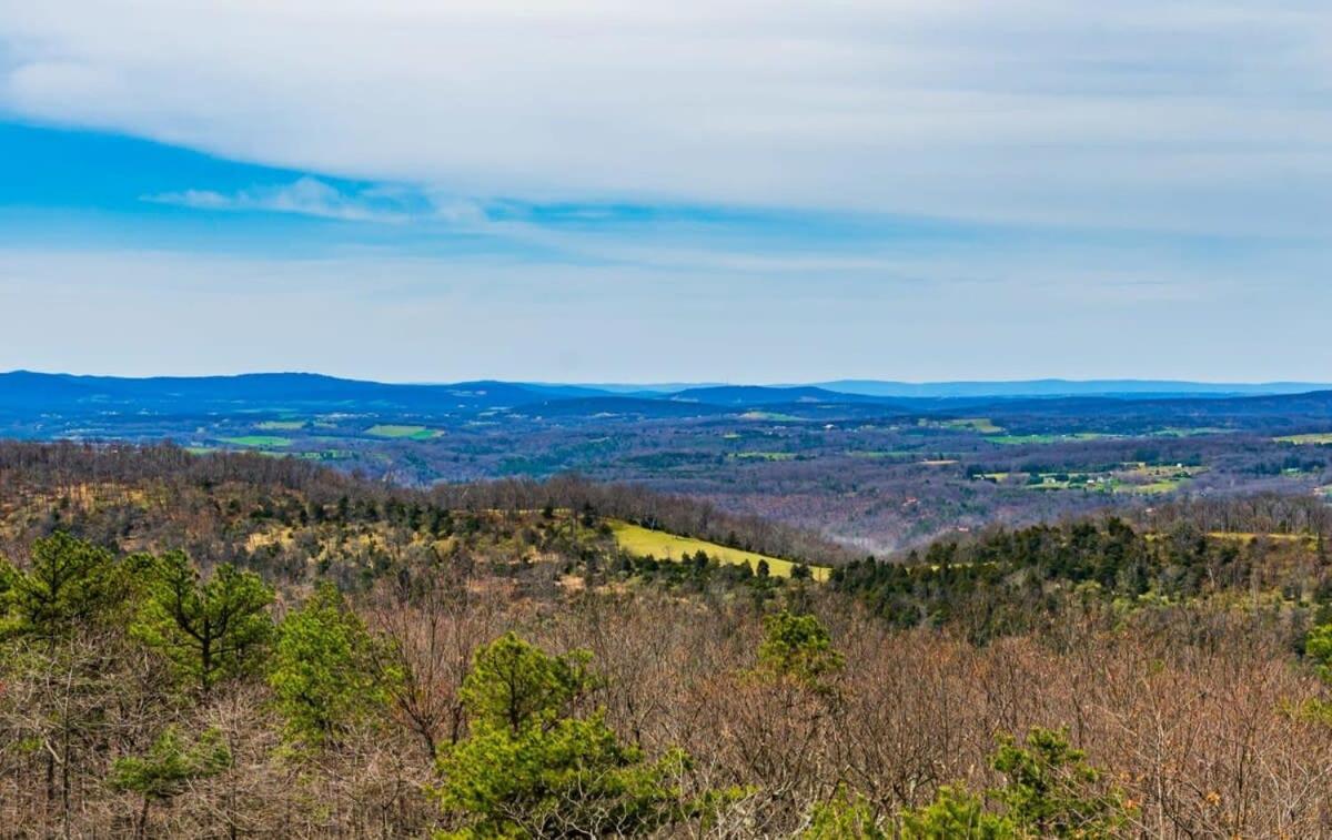 Mountaintop Views, Hot Tub, Deck, Fire Pit & WiFi - Housity