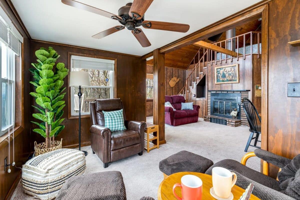 Suitetrails - Mountaintop Cabin w Amazing Mtn Views, Hot tub, Deck, WiFi