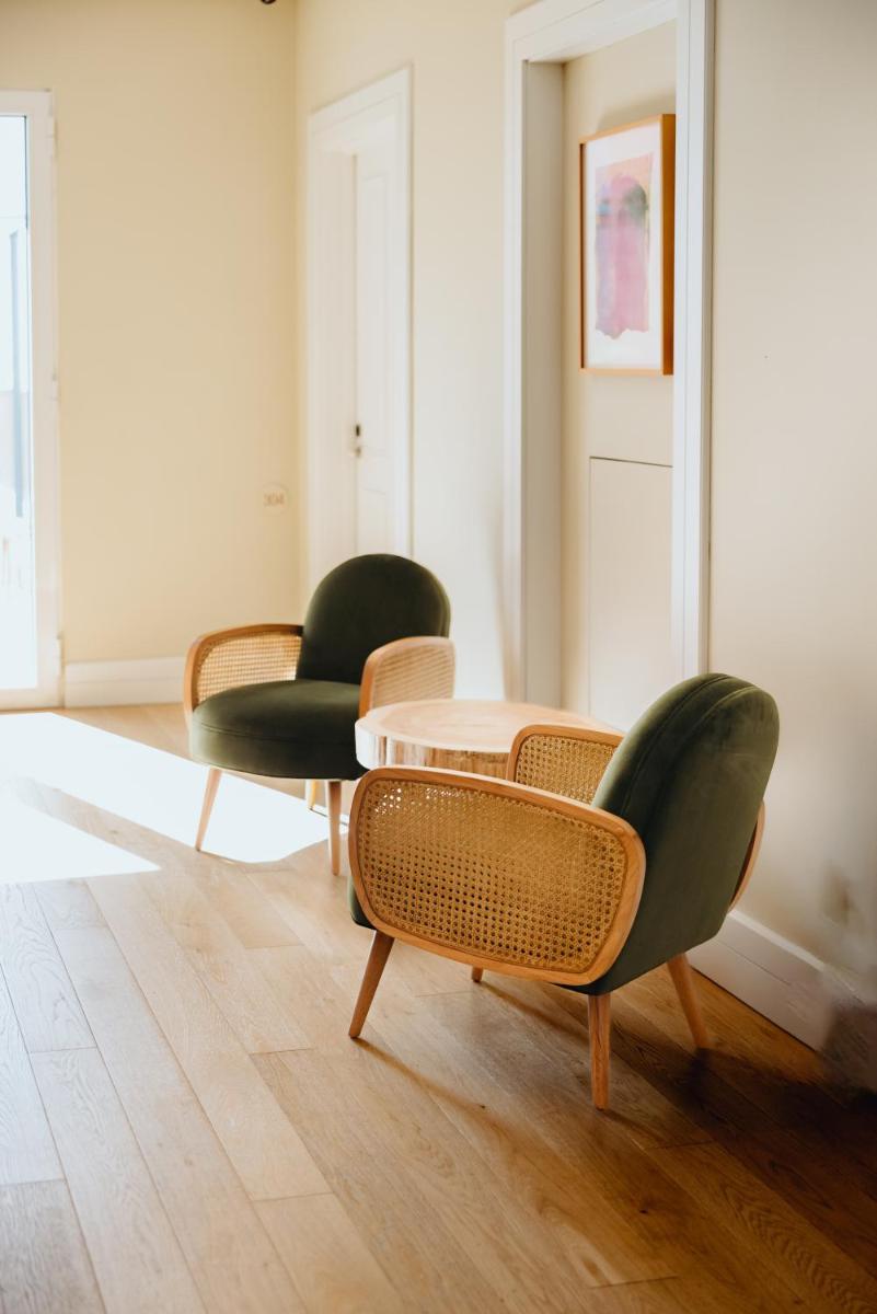 Uma área de estar em NINE DOTS Azorean Art Boutique Hotel